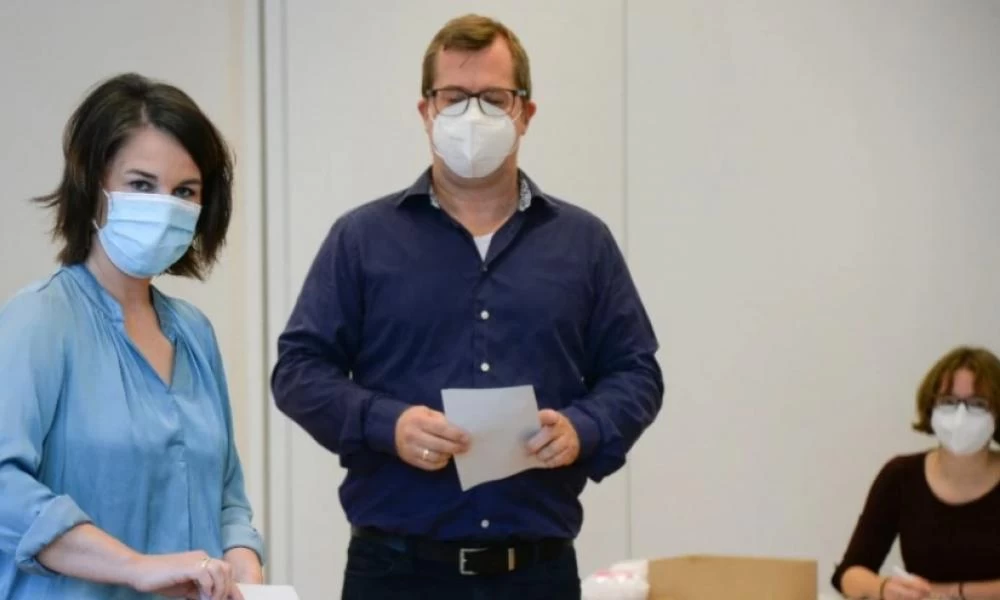 Γερμανία: "Οικολογική" γκάφα - Με μπλούζα 300 ευρώ πήγε να ψηφίσει η «Πράσινη» Αναλένα Μπέρμποκ